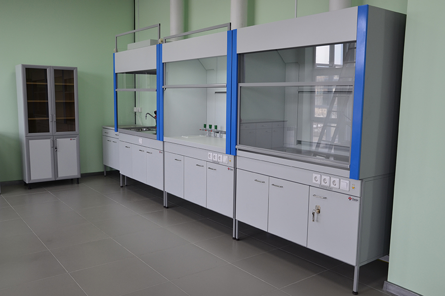 Лабораторный шкаф вытяжной профильный ШВ-202НОО с мойкой и сантехникой