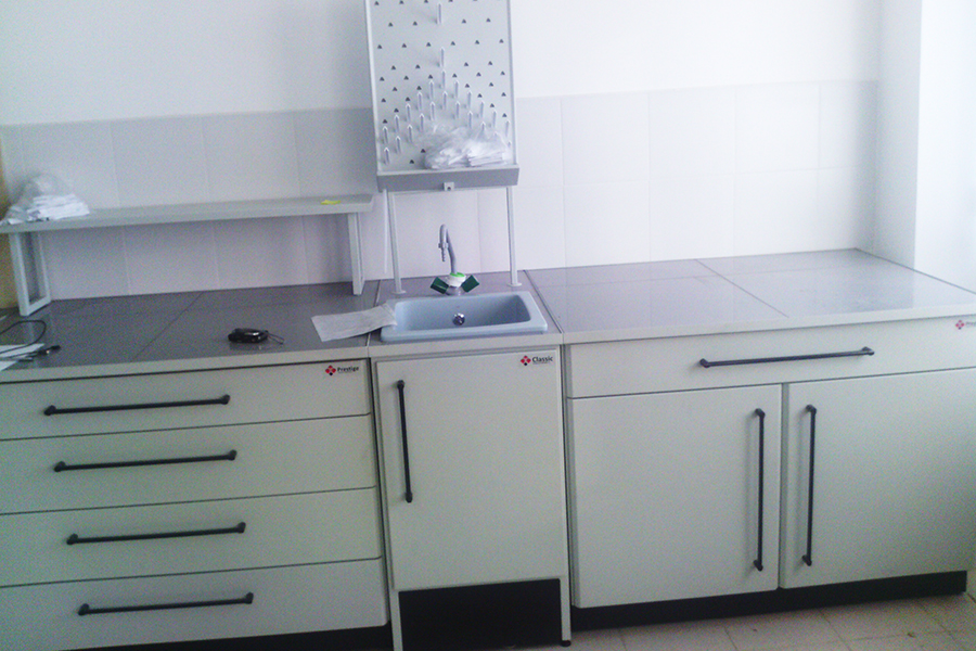 Лабораторный стол ПроМо-4ПА с мойкой и раковиной заказать