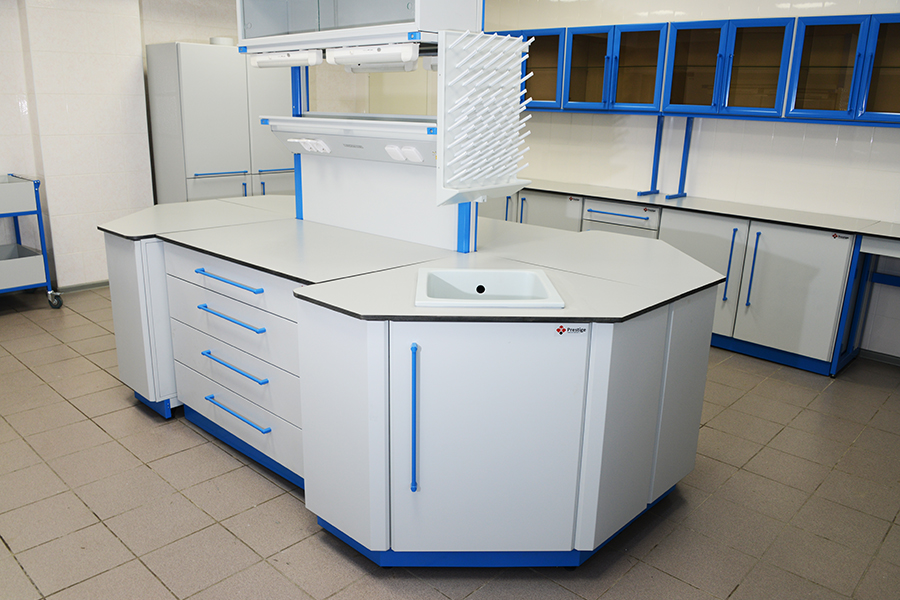 Лабораторный стол Дин-32П с надстройками и сантехникой